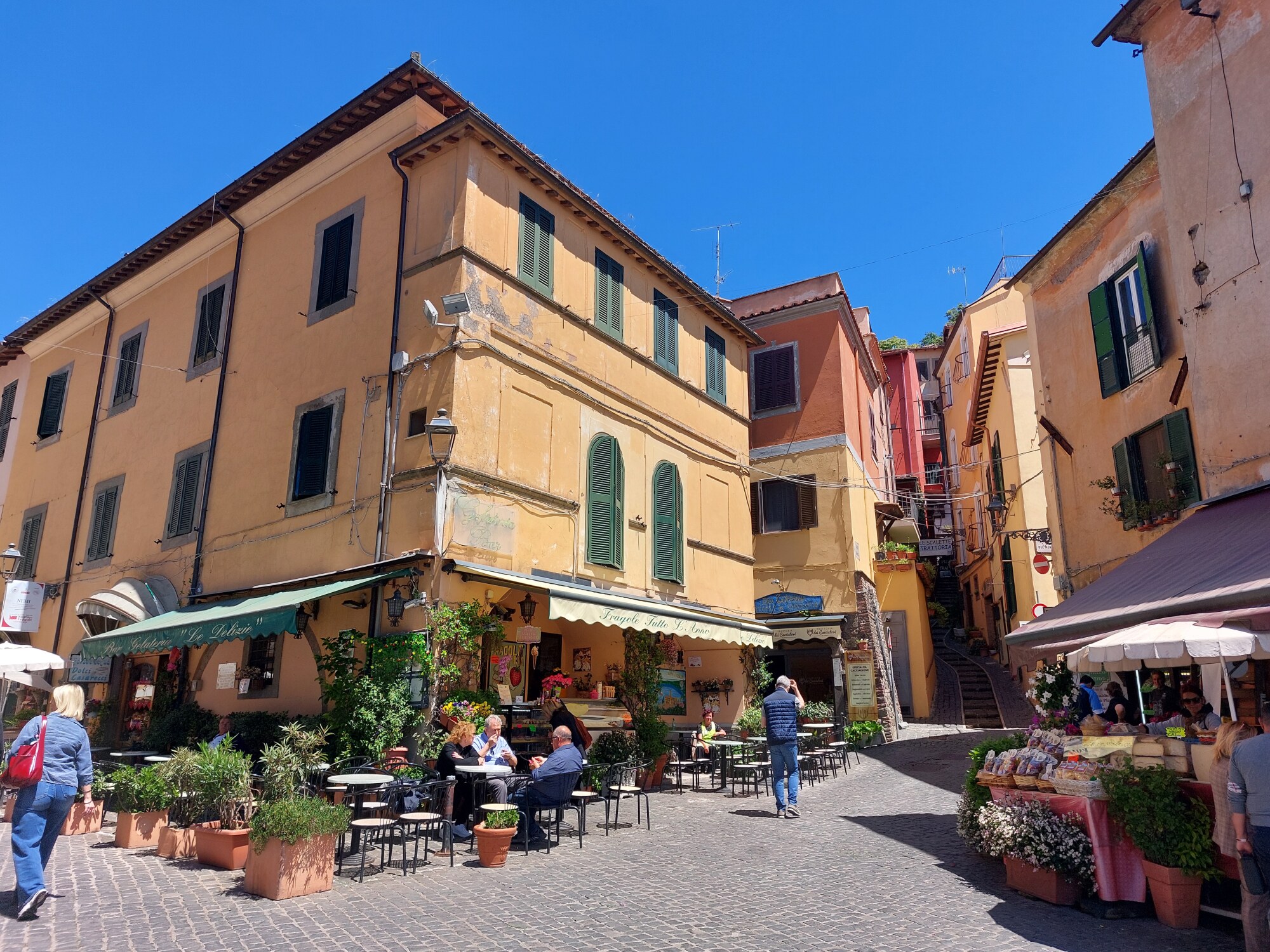 piazza principale di Nemi piazza principale di Nemi