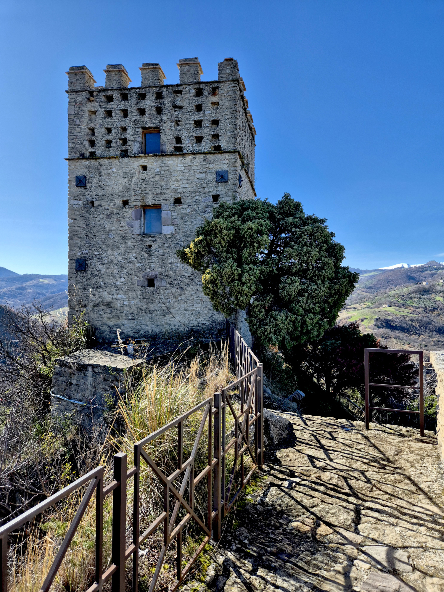 Torre quadrata Roccascalegna