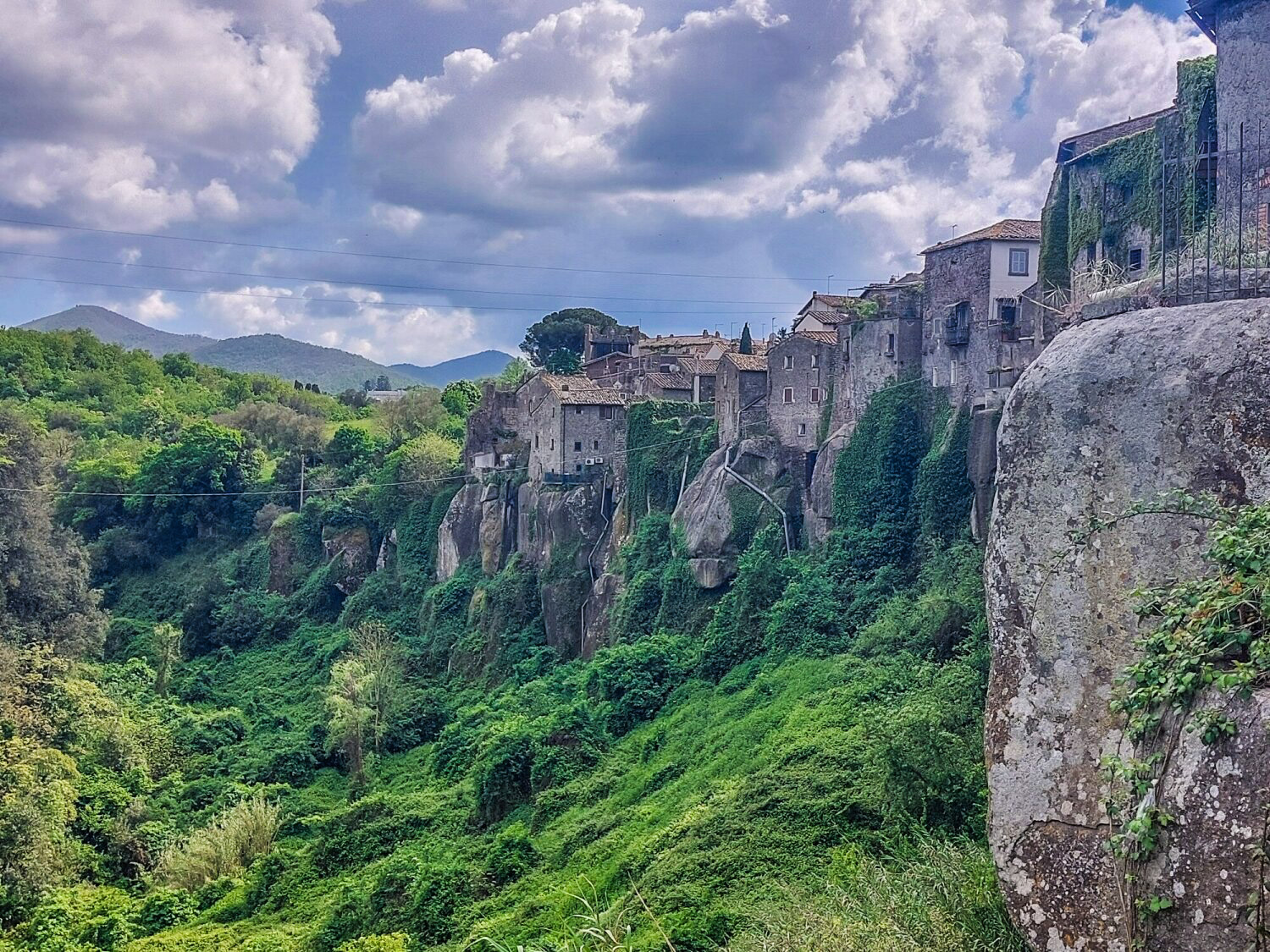 Borgo sospeso, tra natura e architettura Borgo sospeso, tra natura e architettura