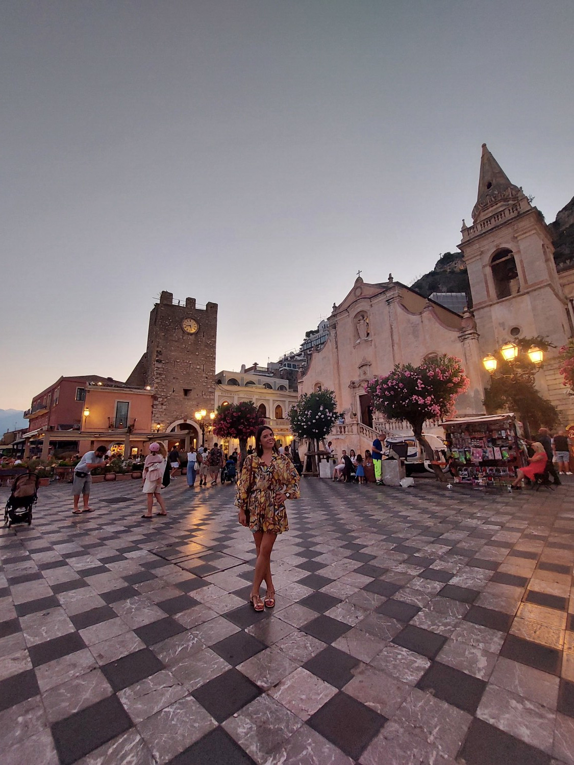 Piazza IX Aprile, il cuore della città Piazza IX Aprile, il cuore della città